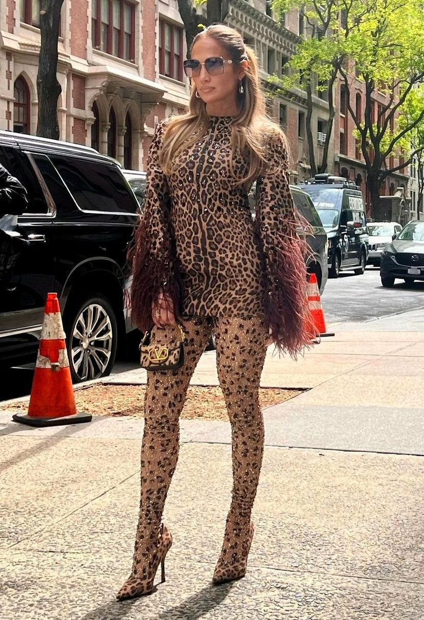 Співачка Дженніфер Лопес у леопардовій сукні, колготках і туфлях