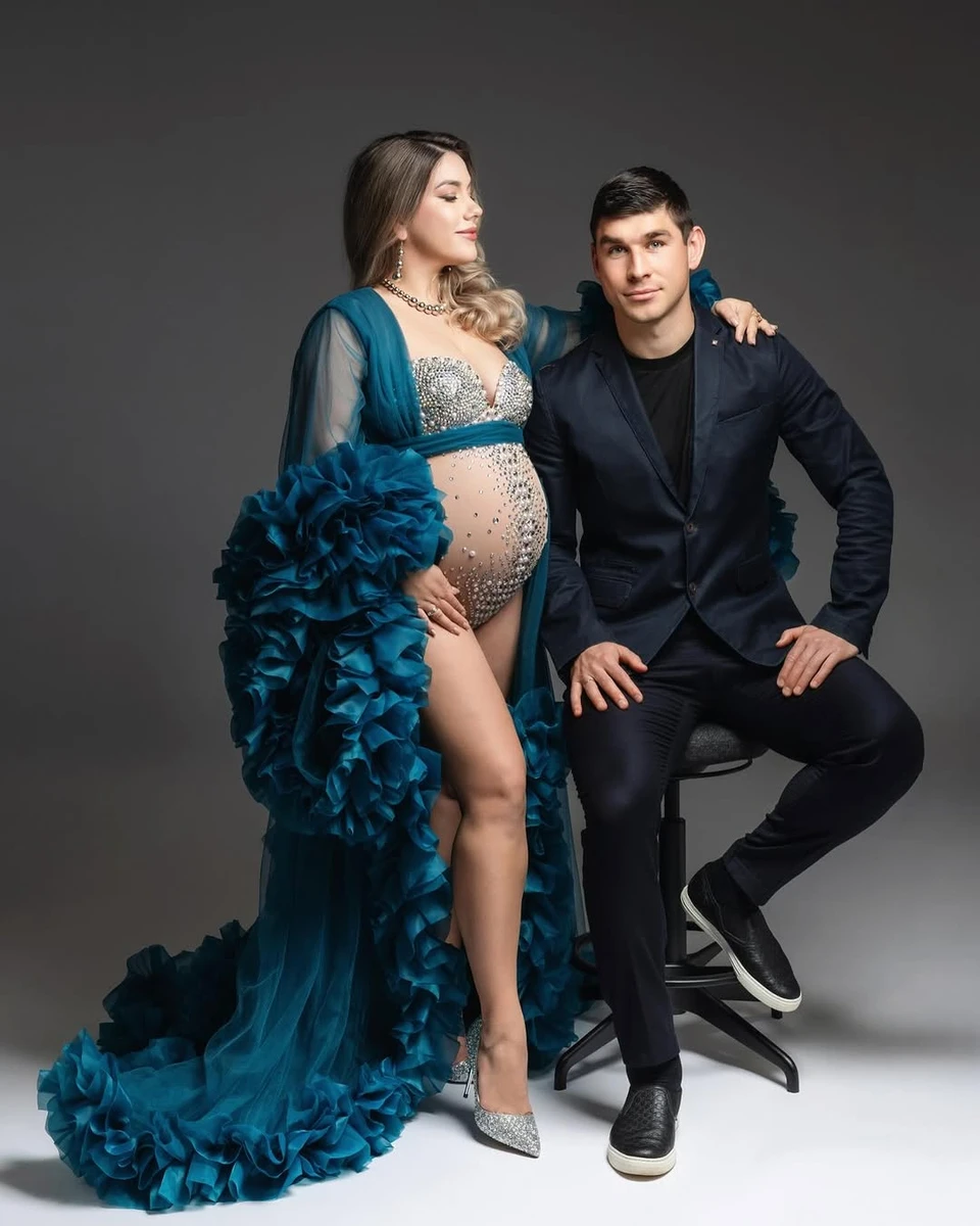 Вагітна дружина Маліновського попозувала біля нього у боді