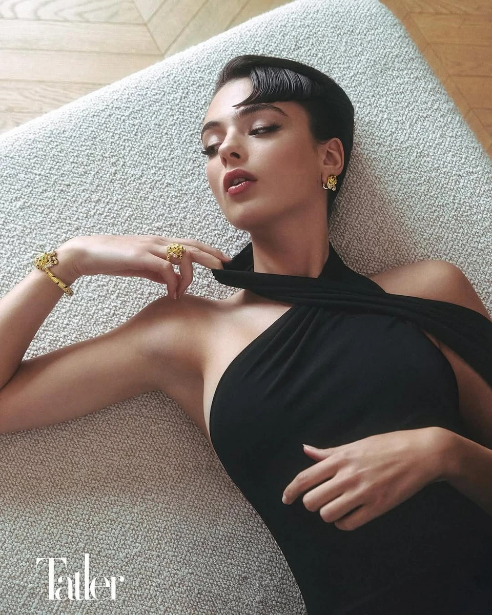 Дева Кассель полежала на килимі з голими плечима