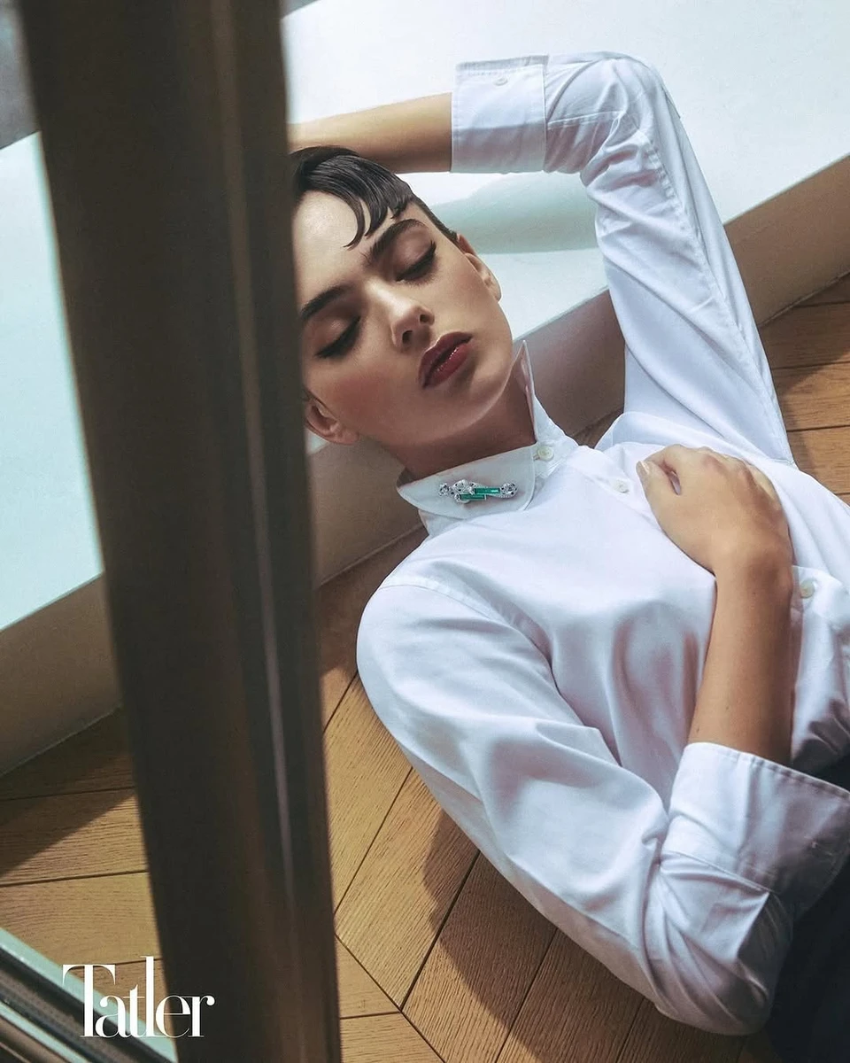 Дева Кассель із закритими очима полежала на підлозі