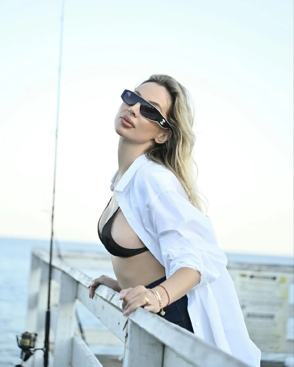 Лобода у ліфі й шортах