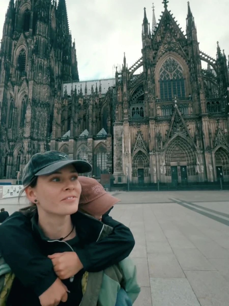 Юлія Саніна з сином на спині попозувала в Німеччині