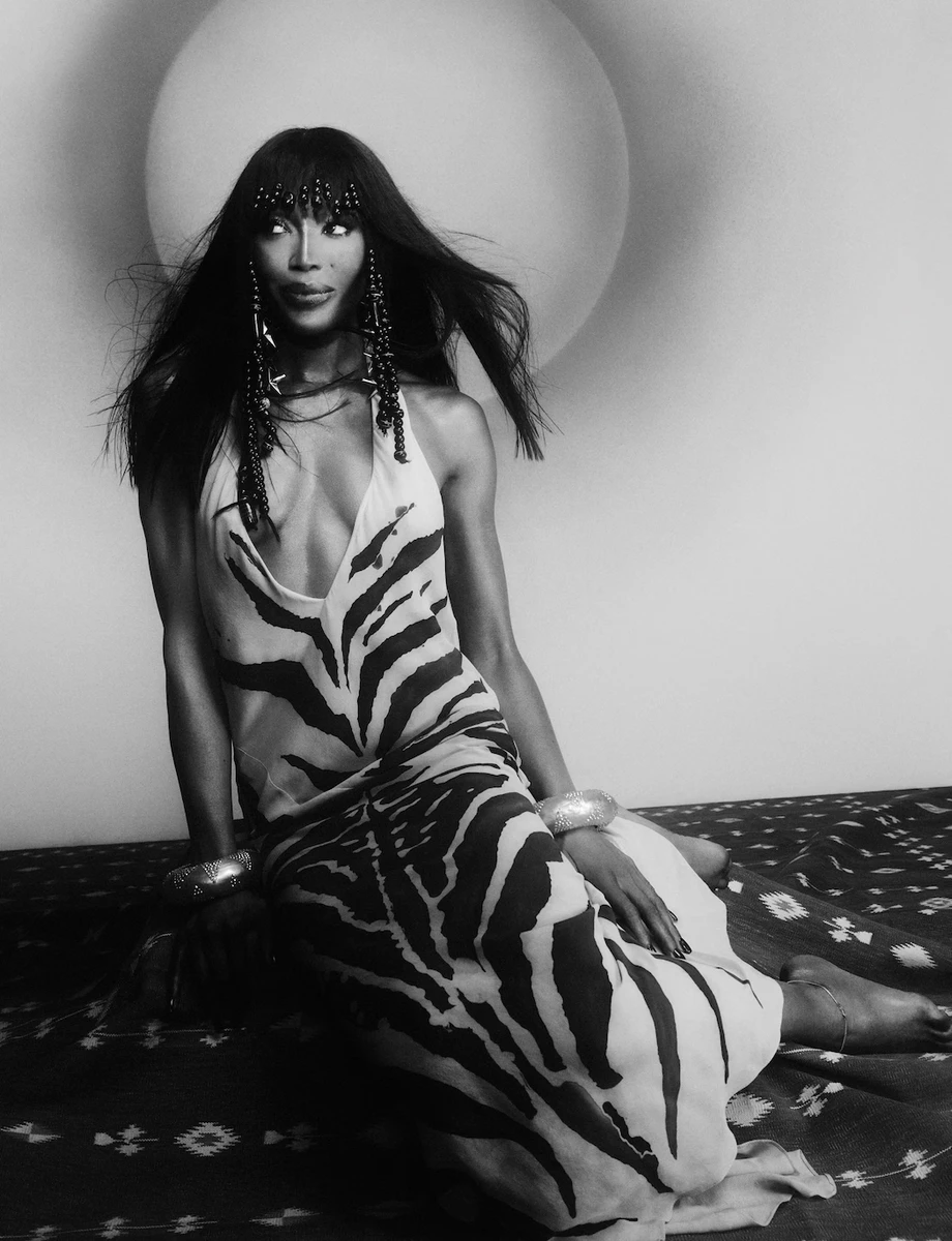 Наомі Кемпбелл в сукні з декольте посиділа на підлозі