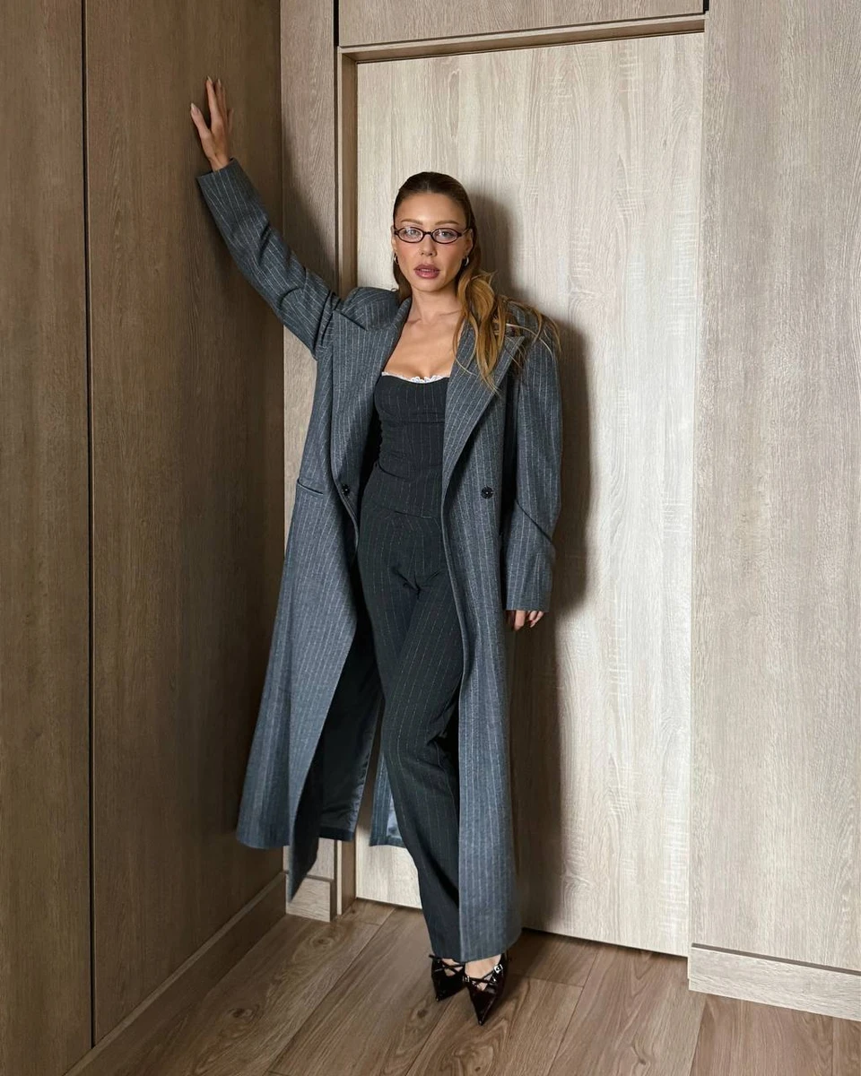 Тіна Кароль у топі та тренчі ефектно попозувала біля дверей