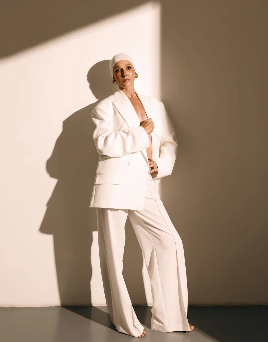 Катерина Осадча похвалилася довгими ногами на стильних фото