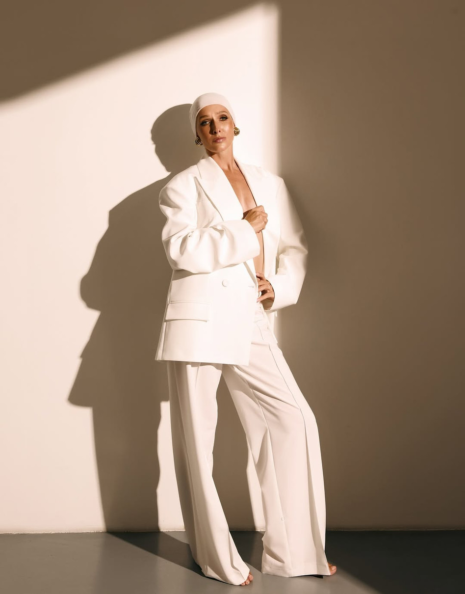 Катерина Осадча похвалилася довгими ногами на стильних фото