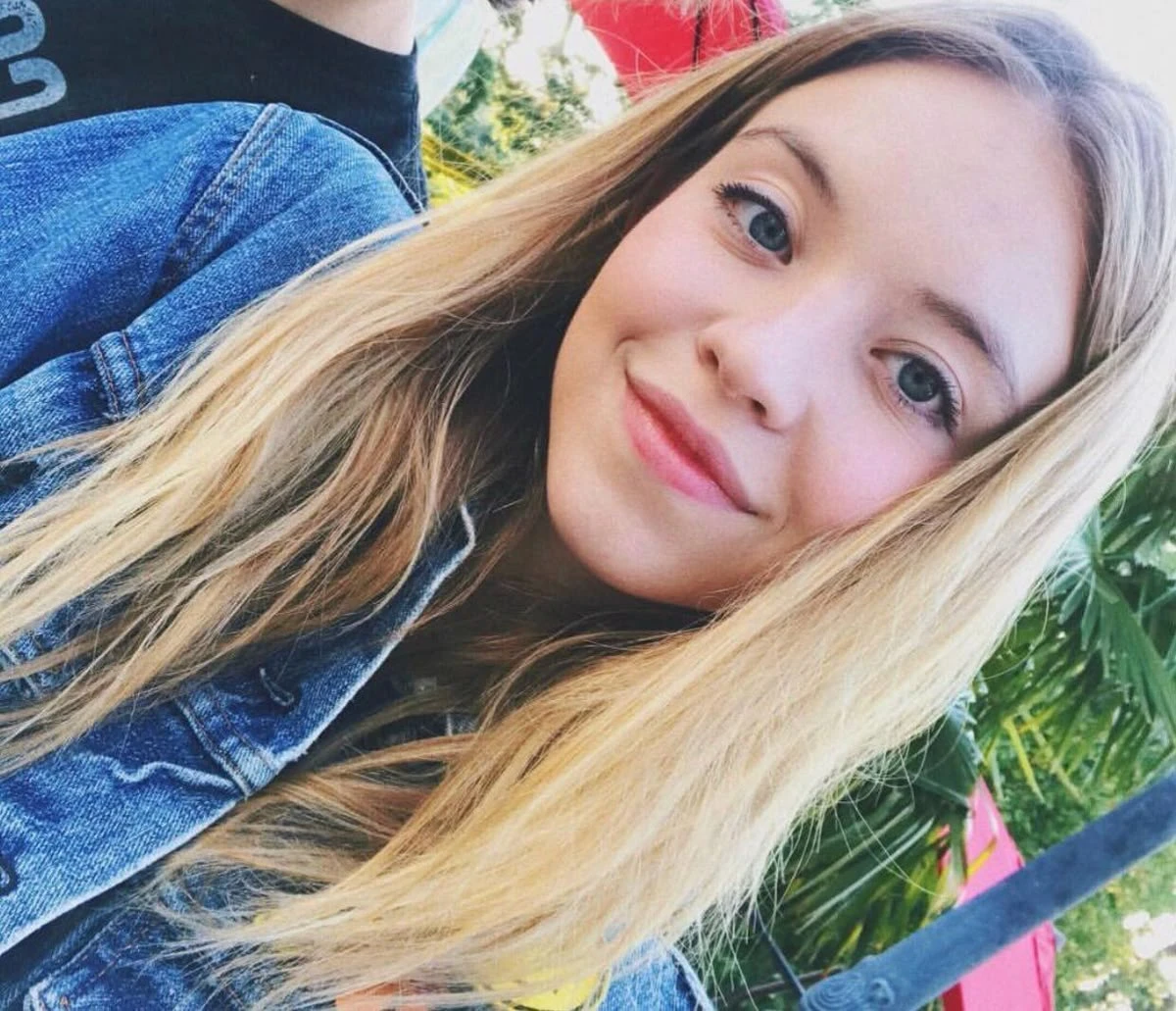 Сідні Свіні позує для селфі