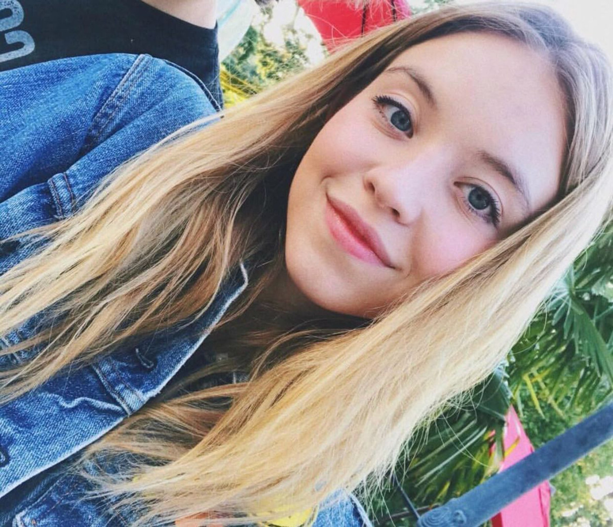 Сідні Свіні позує для селфі