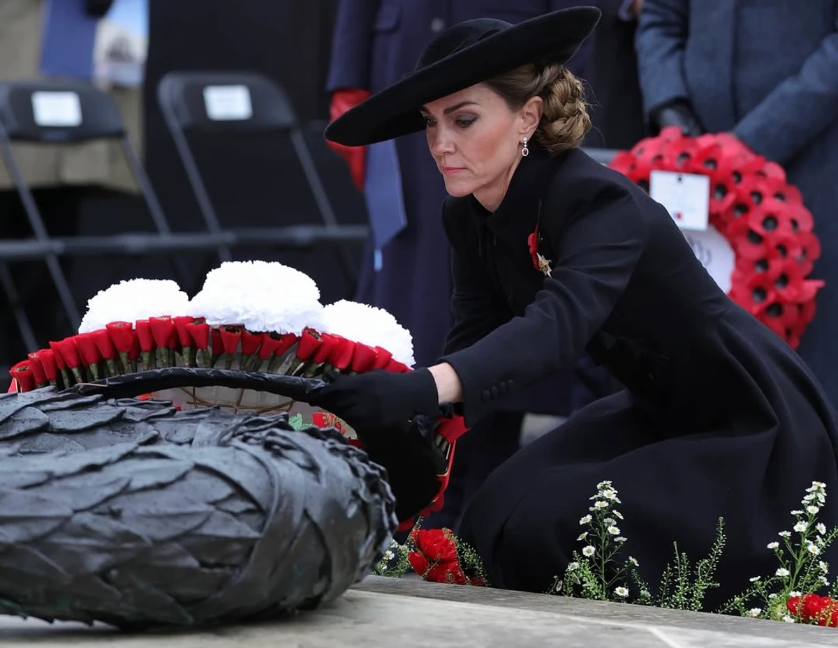 Кейт Міддлтон у сукні-пальто та капелюшку відвідала службу