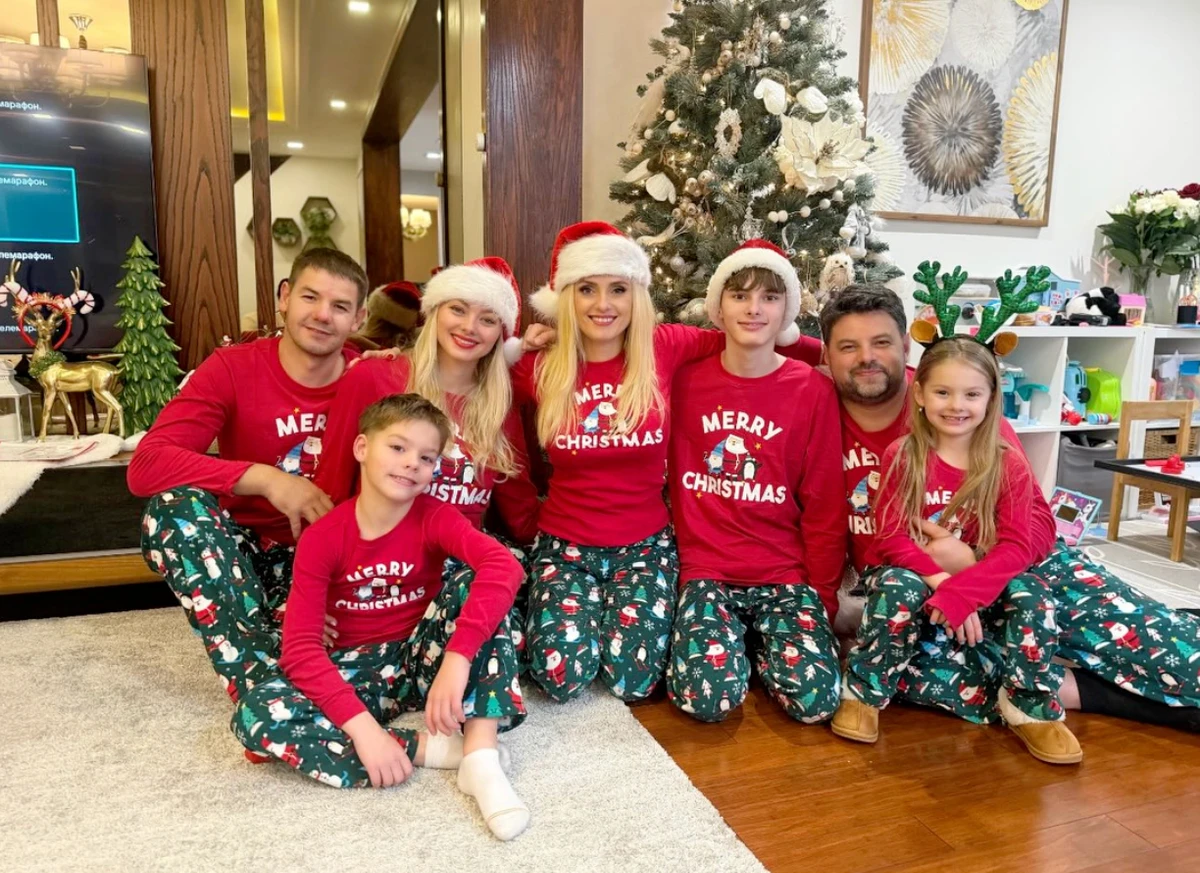 Ірина Федишин у піжамах попозувала з родиною на різдвяних фото