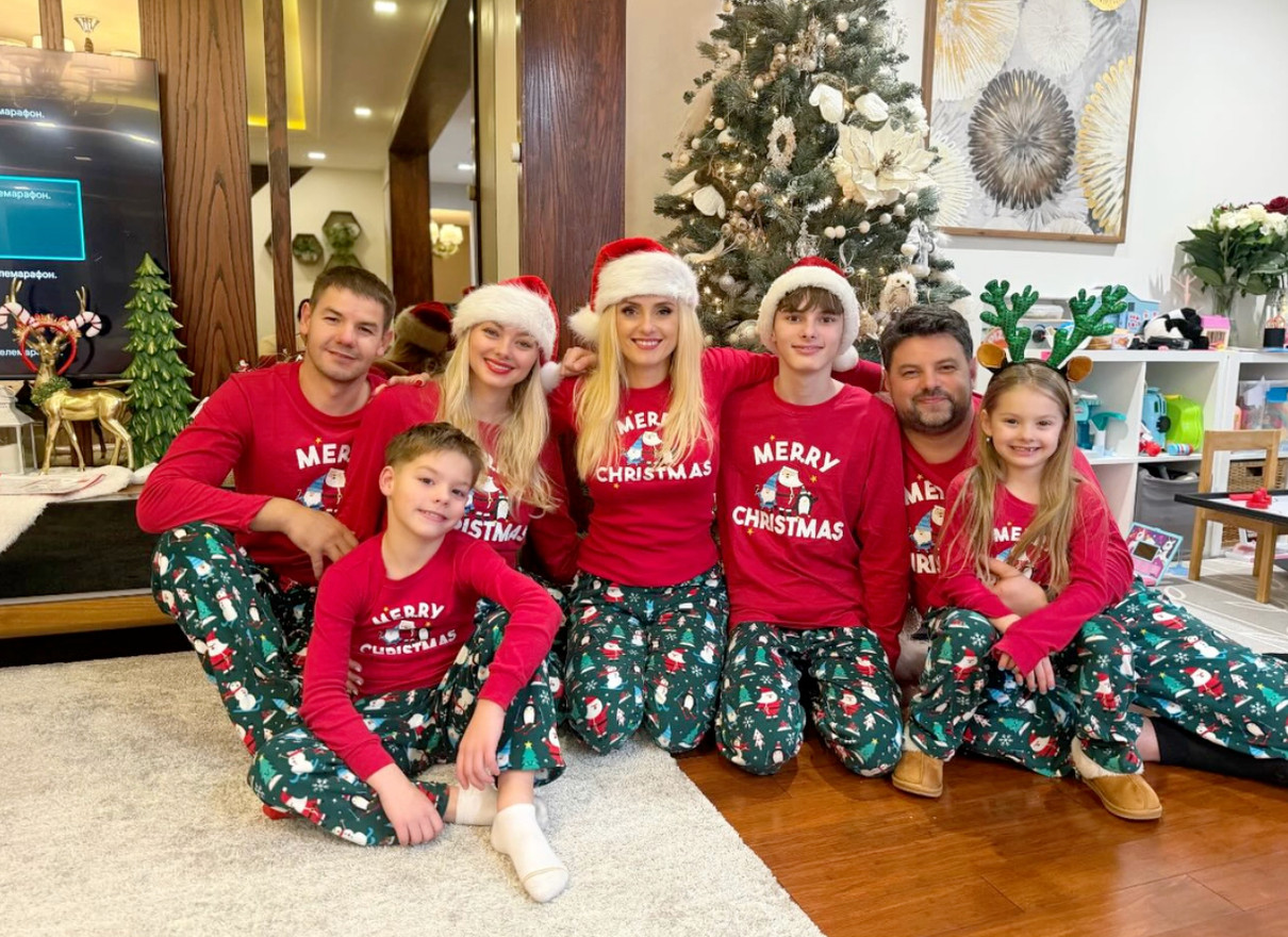 Ірина Федишин у піжамах попозувала з родиною на різдвяних фото