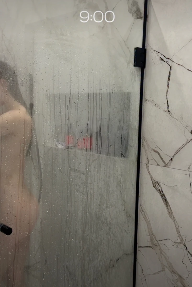 Переможниця Холостяка-14 Надін показалася оголеною у душі