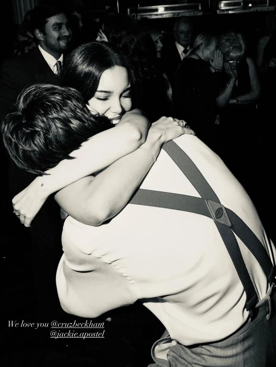 Молодший син Девіда і Вікторії Бекхемів пообіймався з дівчиною