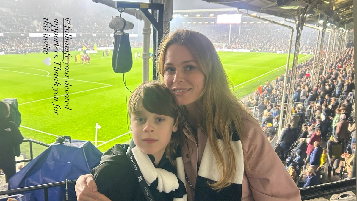 Оля Фреймут з сином зазнімкувалися на тлі футбольного поля в Лондоні