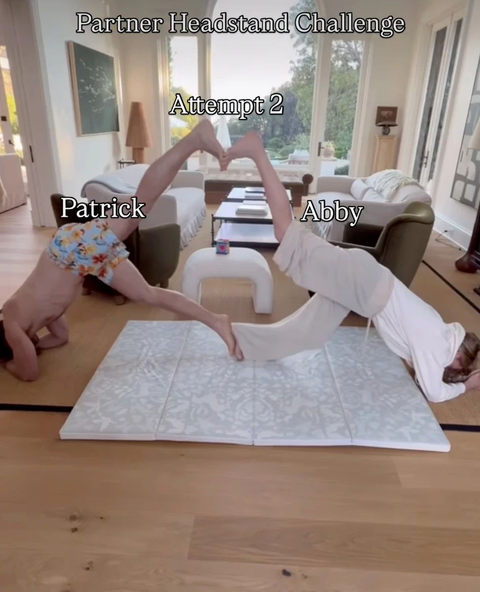 Син і невістка Шварценеггера повторили стійку на голові