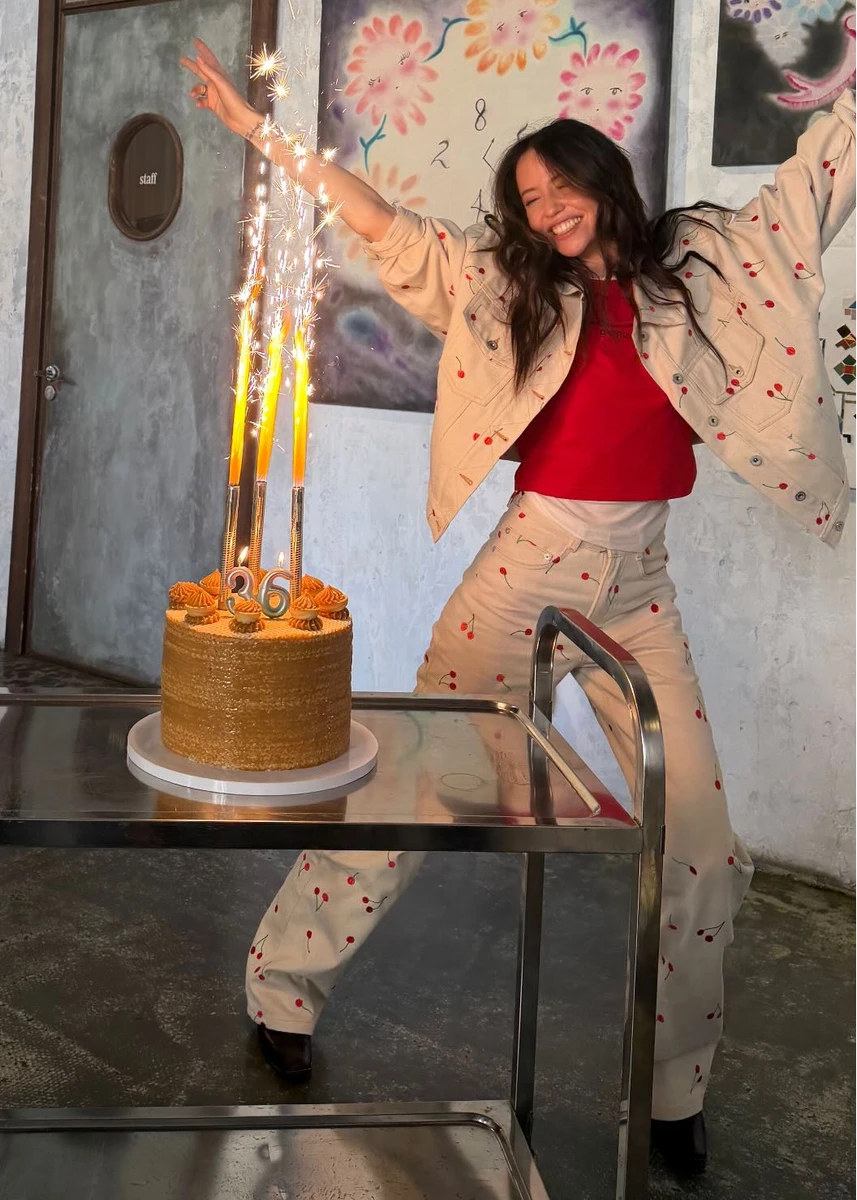 Надя Дорофєєва у костюмі з вишнями наробила фото коло торта на своєму 36-річчі