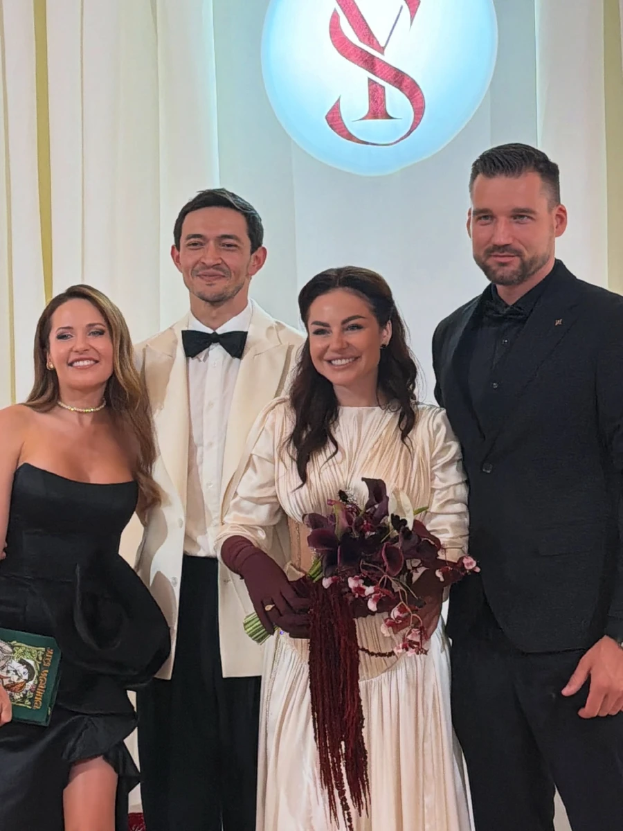 Наталка Денисенко з нареченим на весіллі Велішаєвих