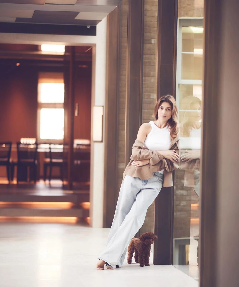 Разом із Мариною позував один із її песиків, який вона завела рік тому 