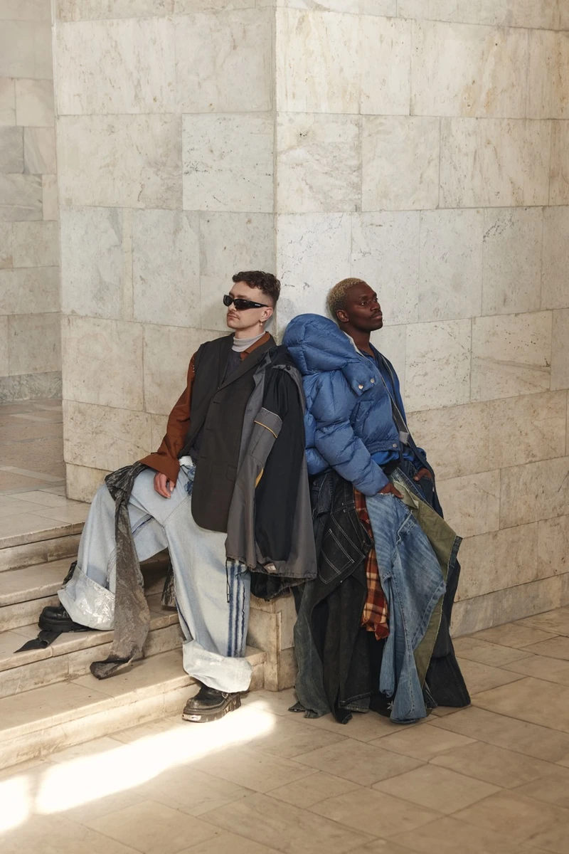 Надмірний одяг символізує перепони на шляху