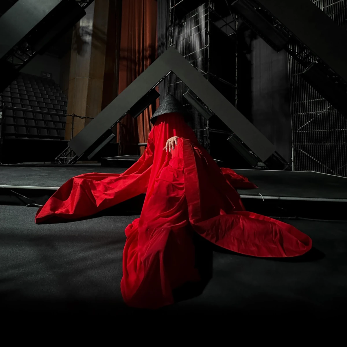 Klavdia Petrivna - популярна виконавиця, яка не показує своє обличчя. Вона стала відомою спочатку у мережі TikTok, яку підкорила пісня Знайди мене, а потім розлетілася усіма платформами. Загадкова артистка також увійшла до сотні рейтингу УП100.Сила жінок від Української правди