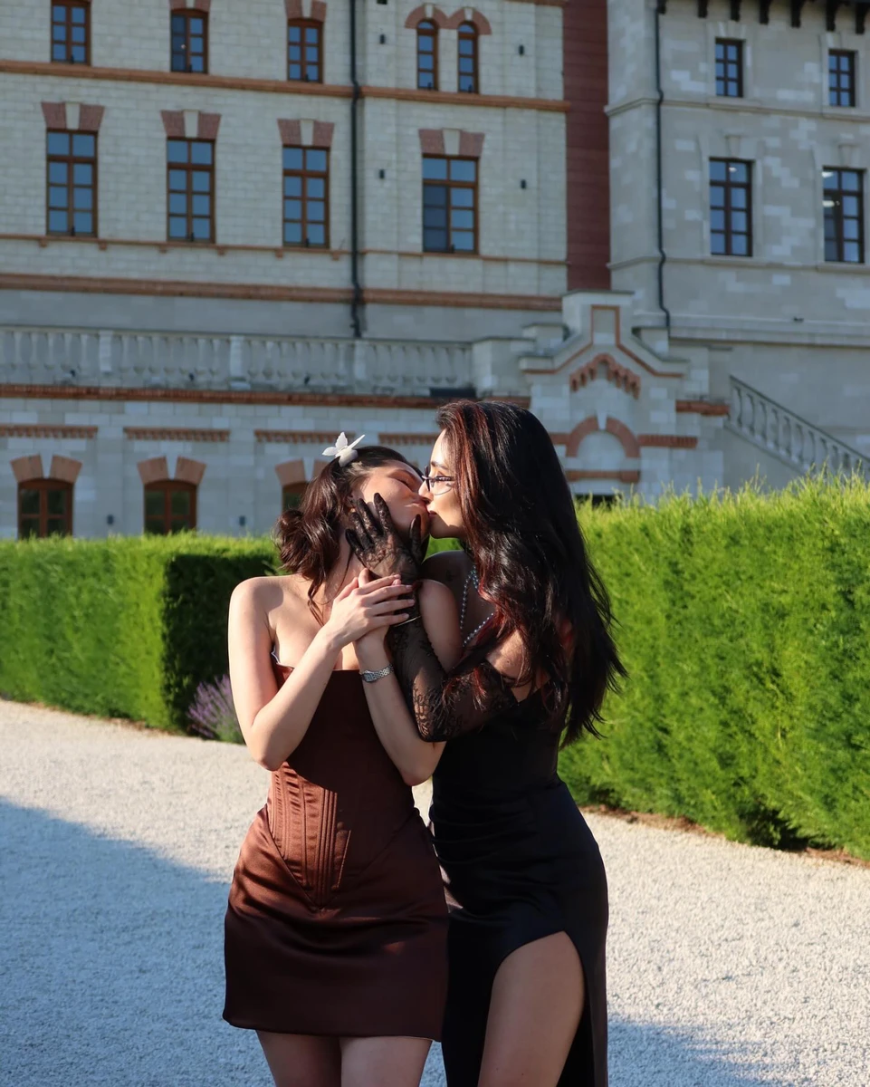 Анна Трінчер поцілує дівчину