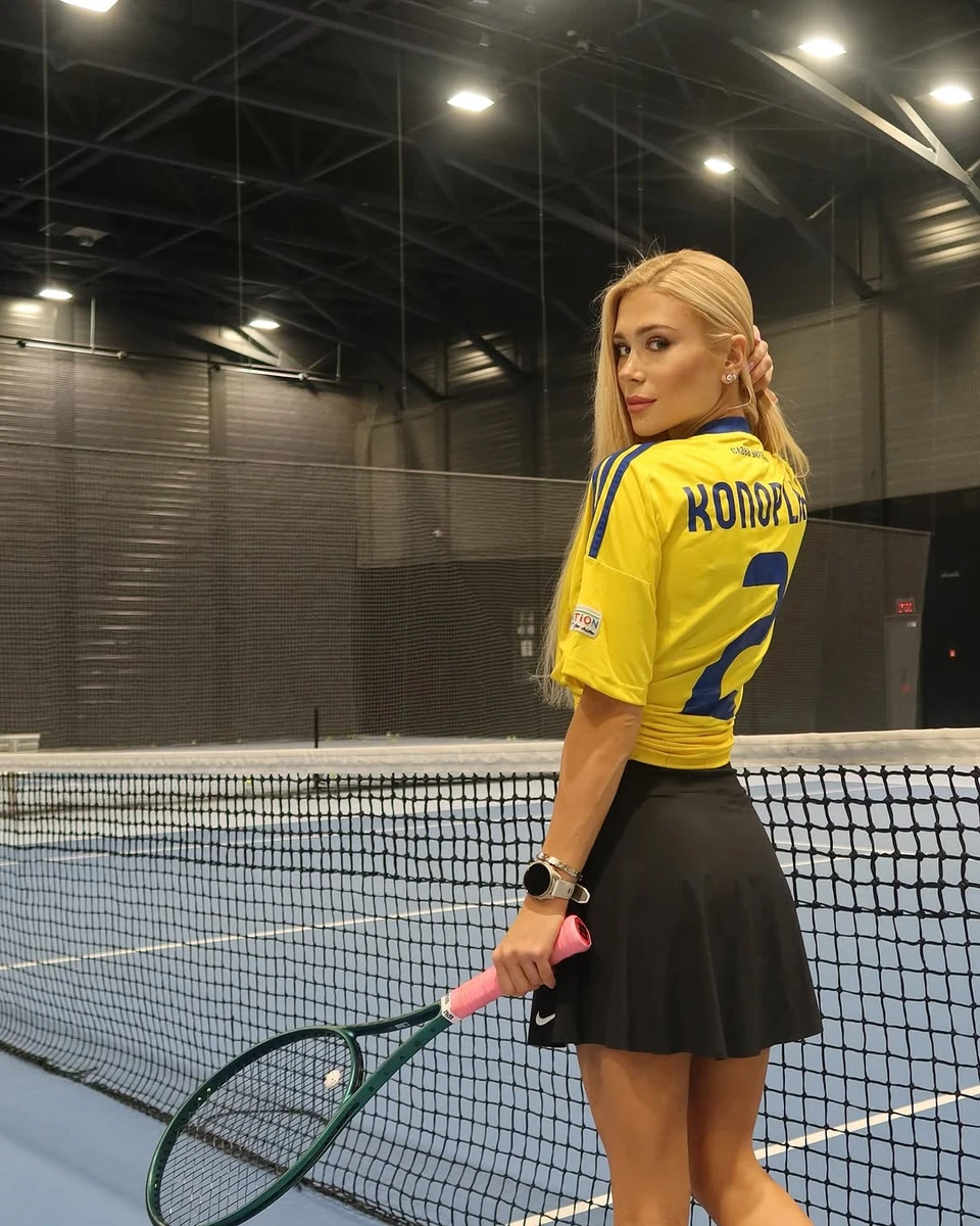 Дружина Коноплі вбралася у його форму і підтримала на матчі