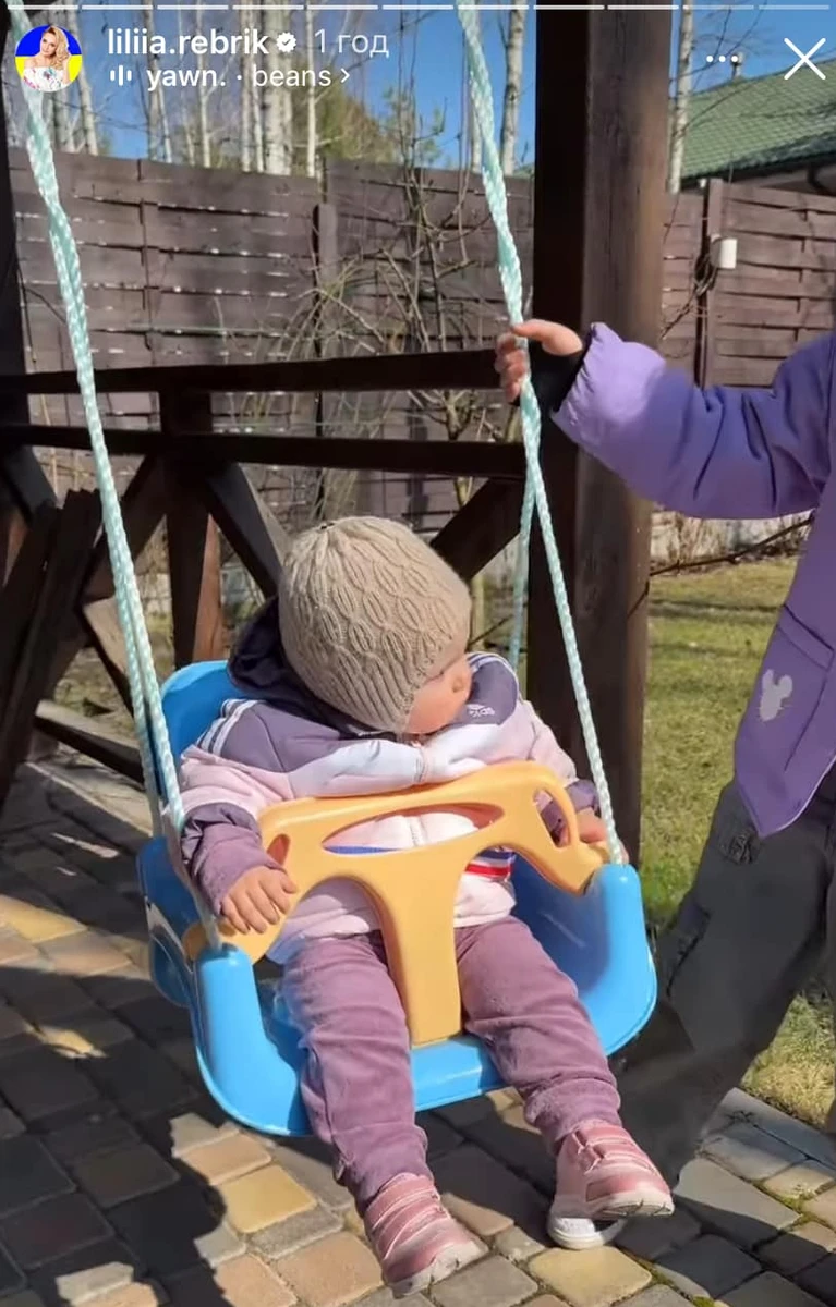 Донечка Лілії Ребрик на гойдалці