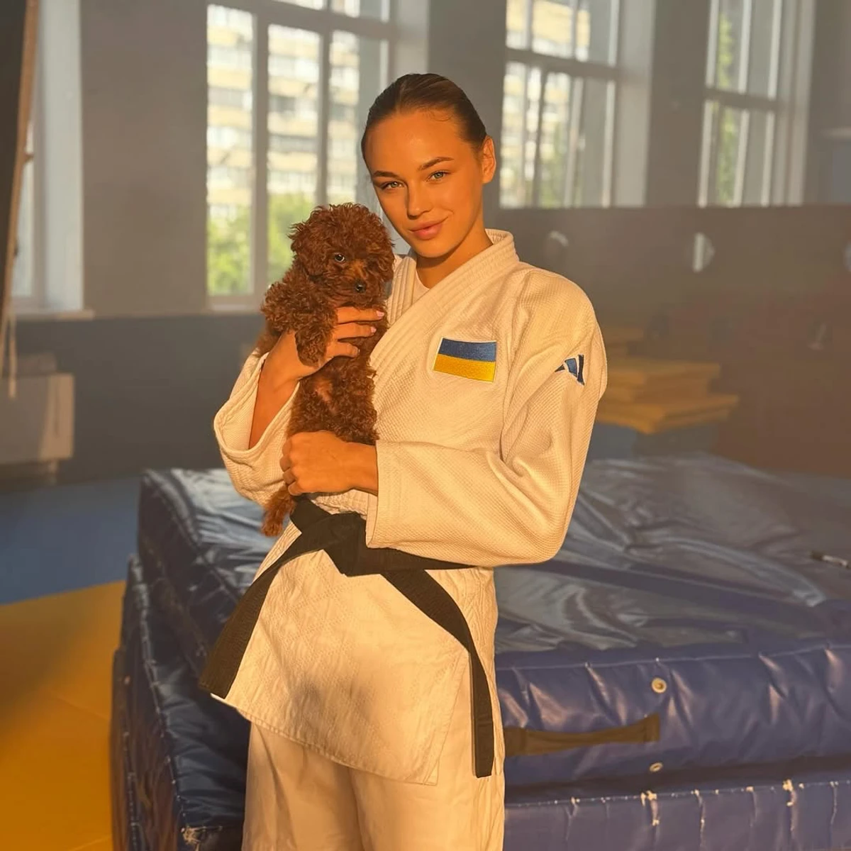 Білодід з цуценям на тренуванні