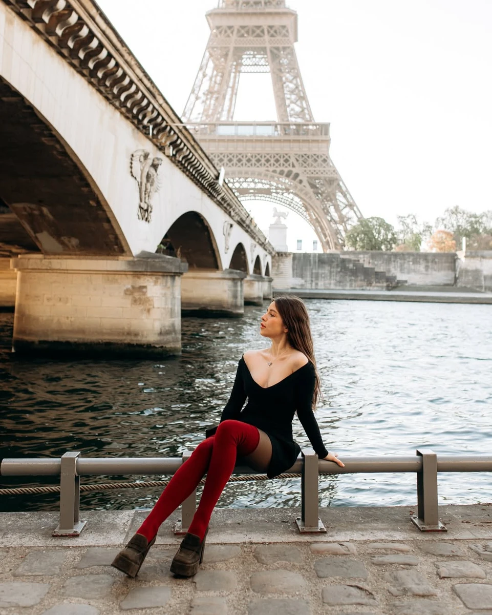 Христина Соловій у панчохах і мінісукні посиділа біля Сени