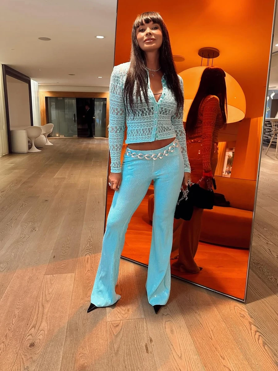 Ассія Ахат у топі та кльош посвітила сторуким тілом