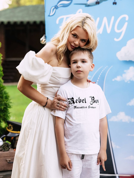 Аліна Гросу у ніжній сукні показалася в обіймах брата на 30-річчі