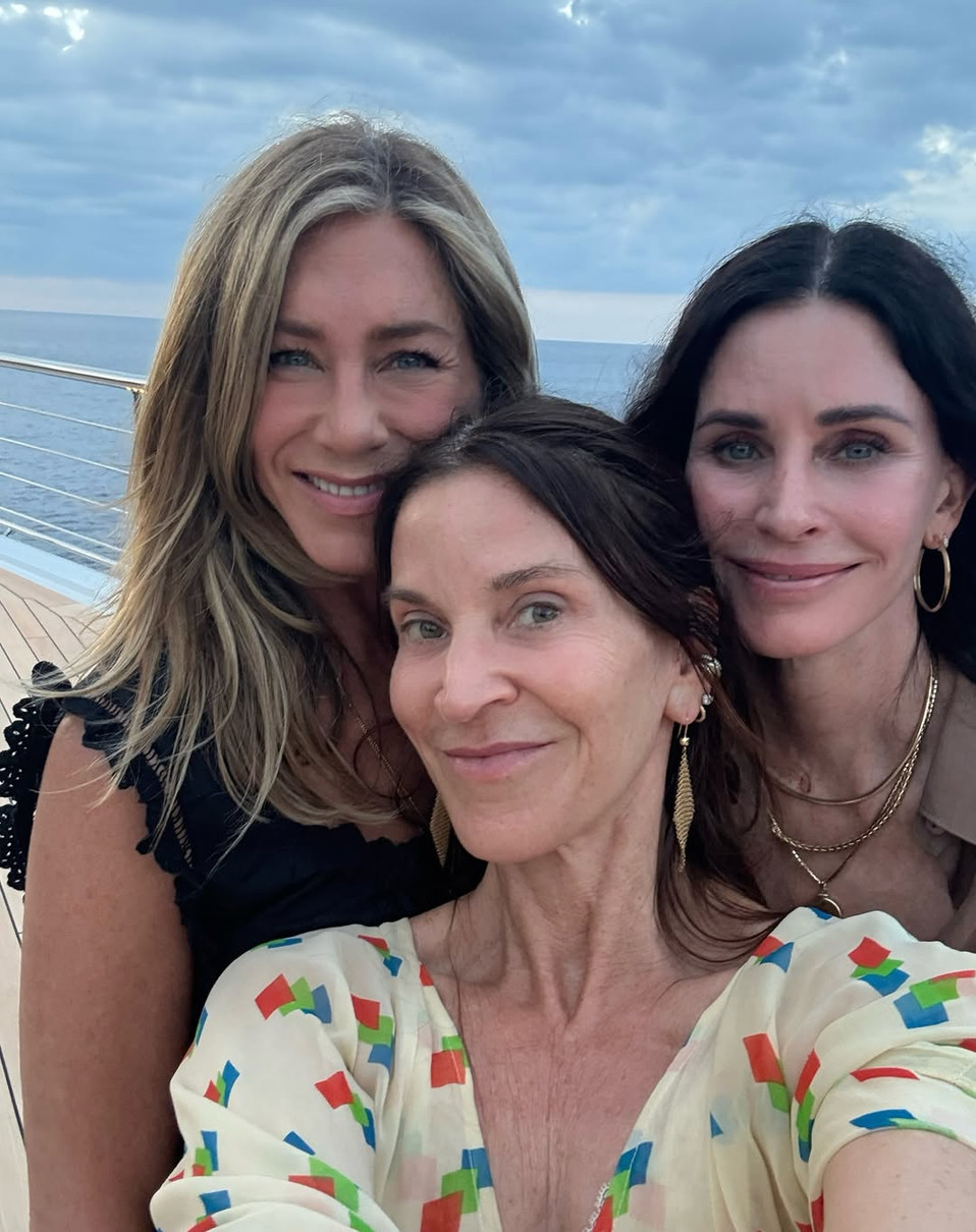 Дженніфер Еністон показалася на відпочинку з Кортні Кокс