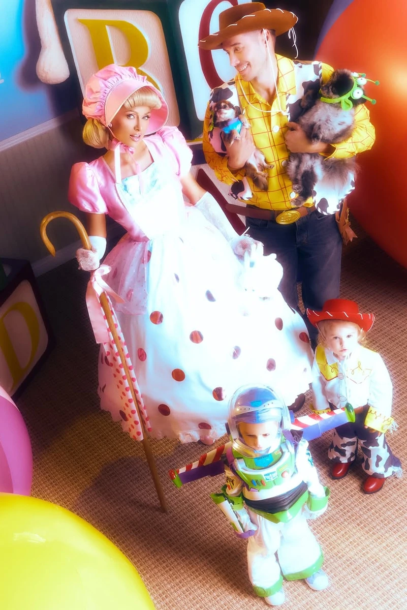 Періс Хілтон у рожевій сукні попозувала з чоловіком і доцею ковбоями та сином космонавтом