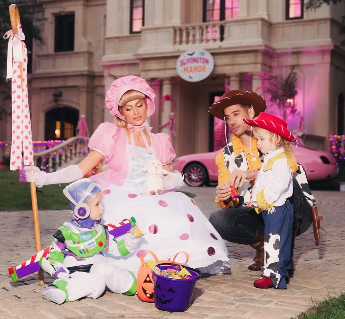 Періс Хілтон показала сім'ю в милих образах іграшок на Геловін