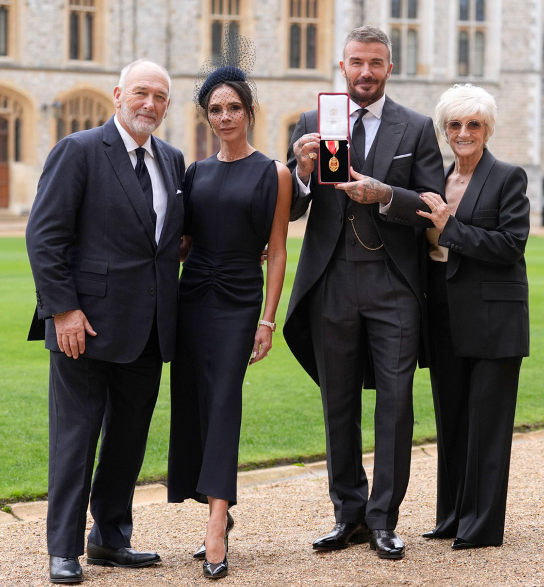 Девід Бекхем поруч із дружиною та батьками похвалився статусом сера