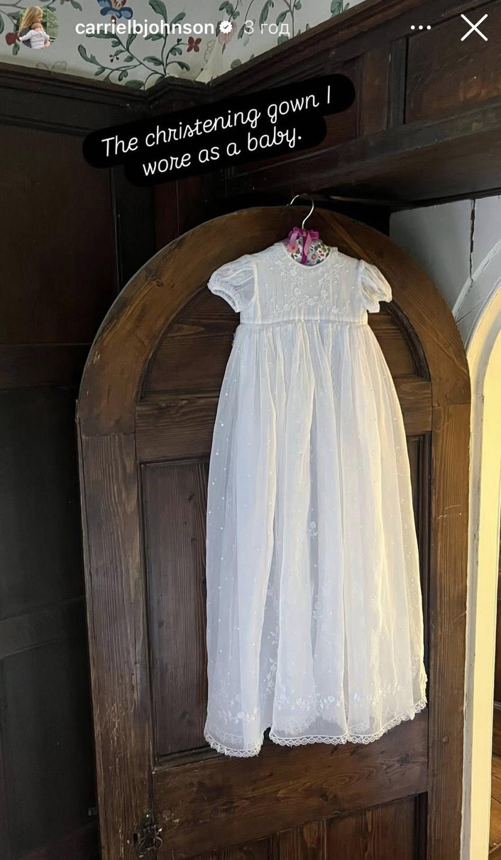 Це хрестильна сукня, яку я надягала, коли була меленька, - написала Джонсон