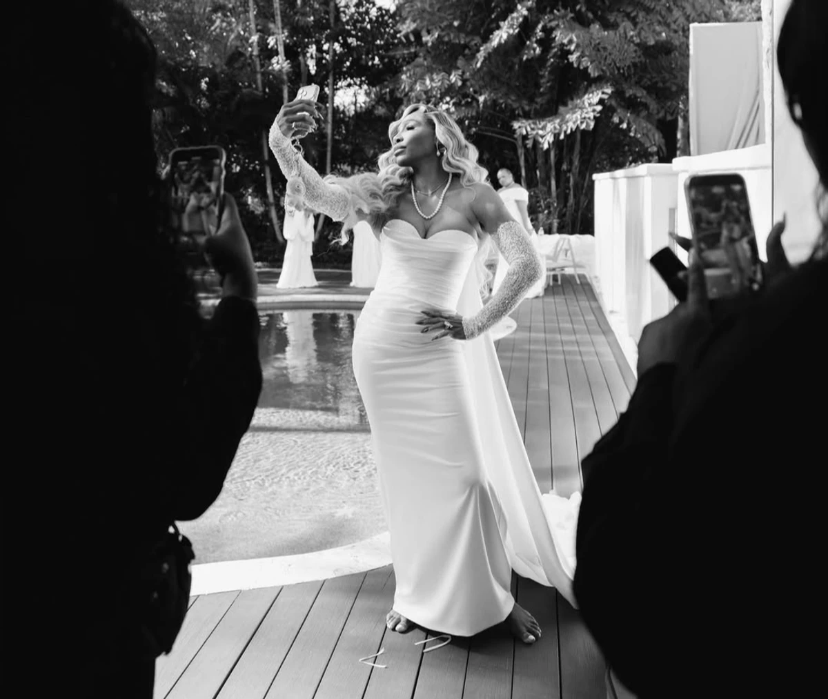 Серена Вільямс у білій сукні на весіллі старшої сестри