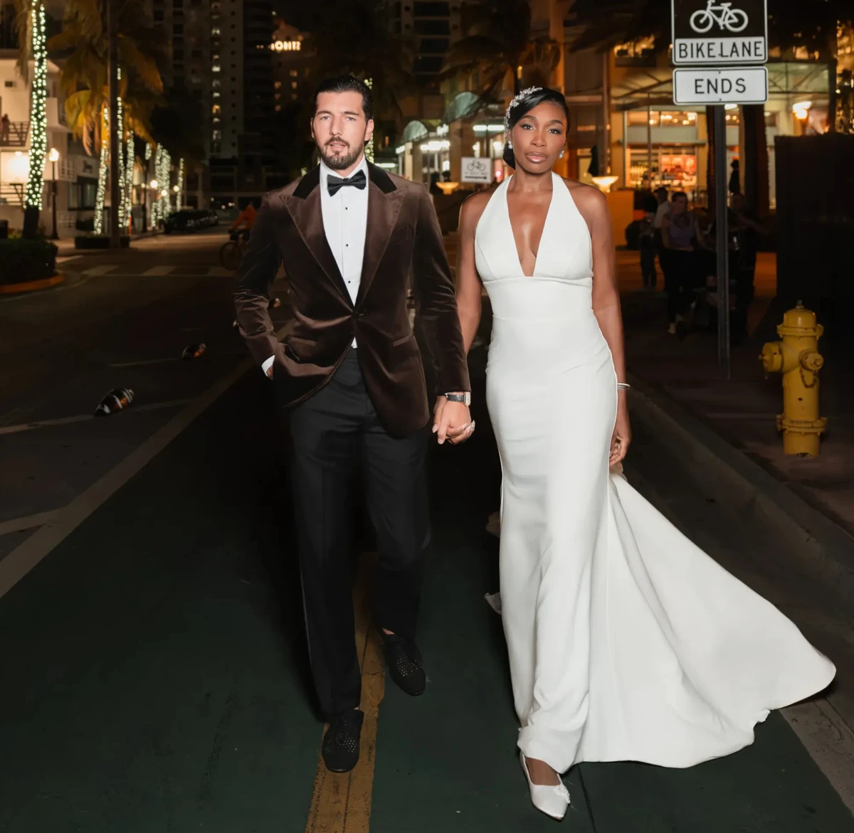 Сестра Серени Вільямс у декольтованій весільній сукні попозувала з нареченим