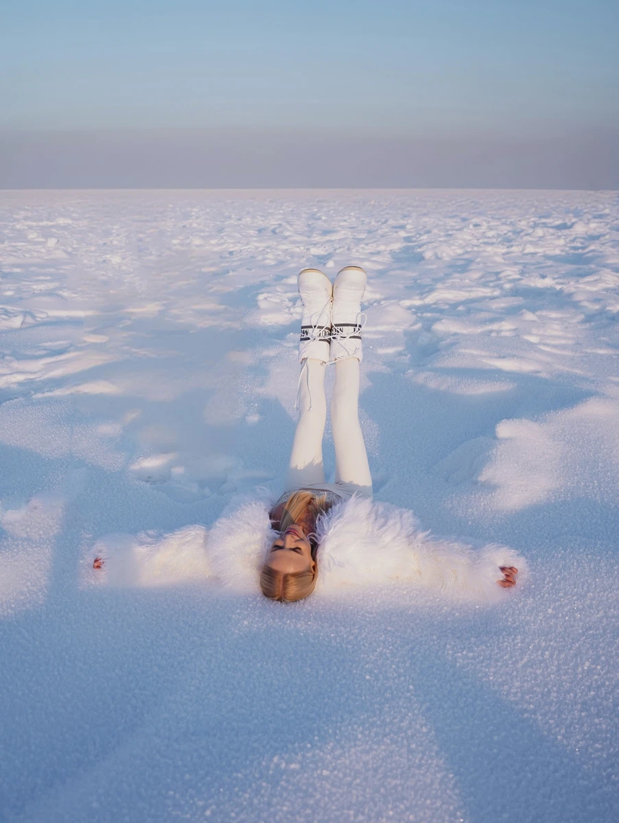 Готочкіна позує лежачи на снігу