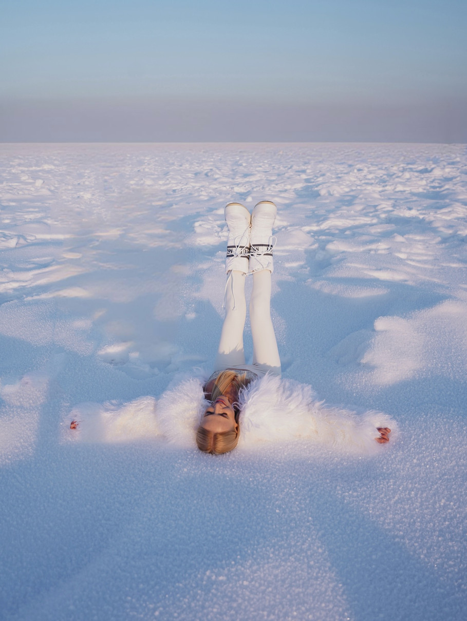 Готочкіна позує лежачи на снігу