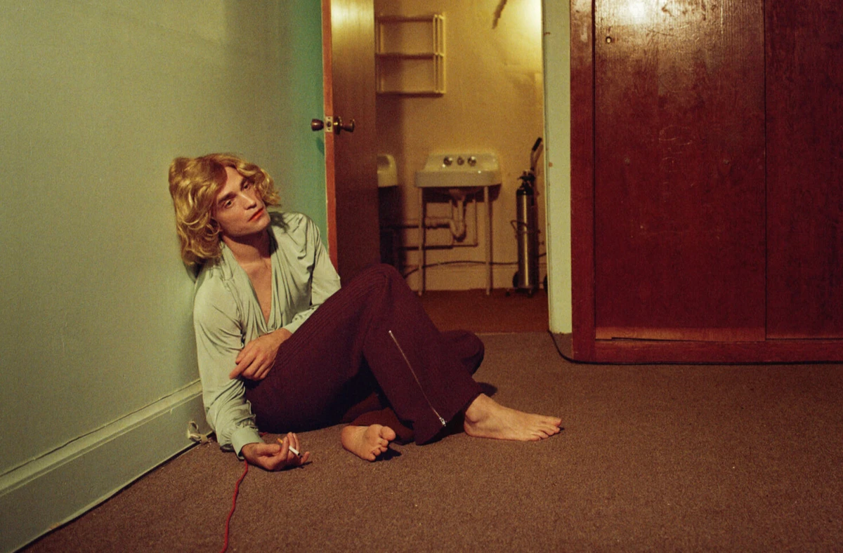 Роберт Паттінсон посидів на підлозі з перукою на голові та цигаркою