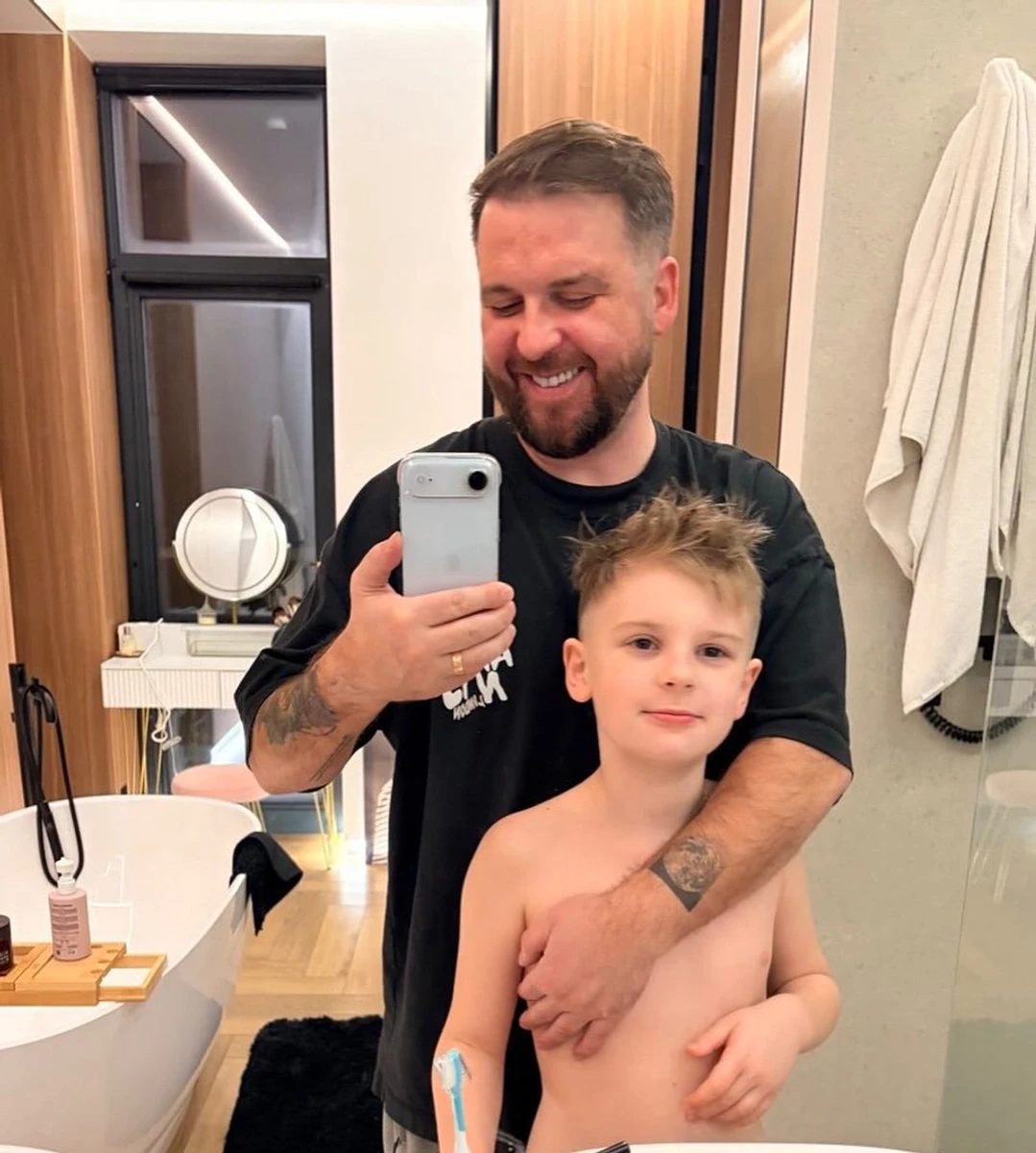 Сергій Танчинець попозував з сином коло дзеркала