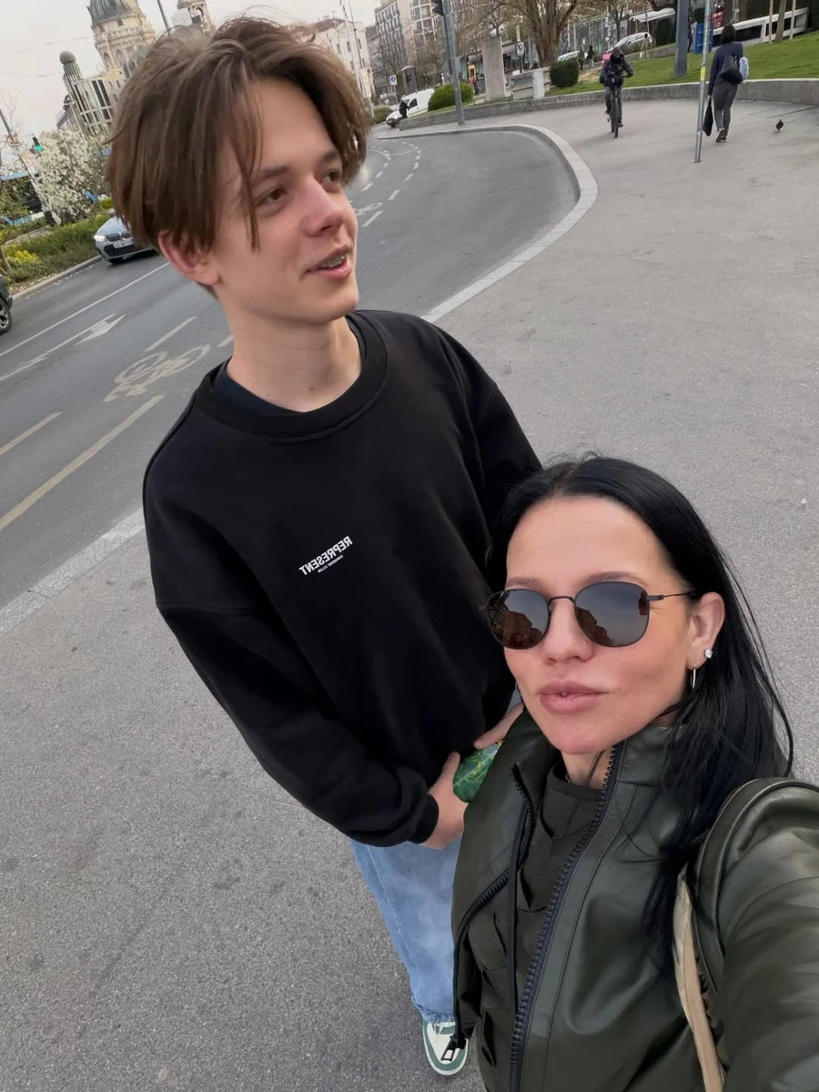 Ірина Горова зустрілася з сином закордоном і наробила селфі