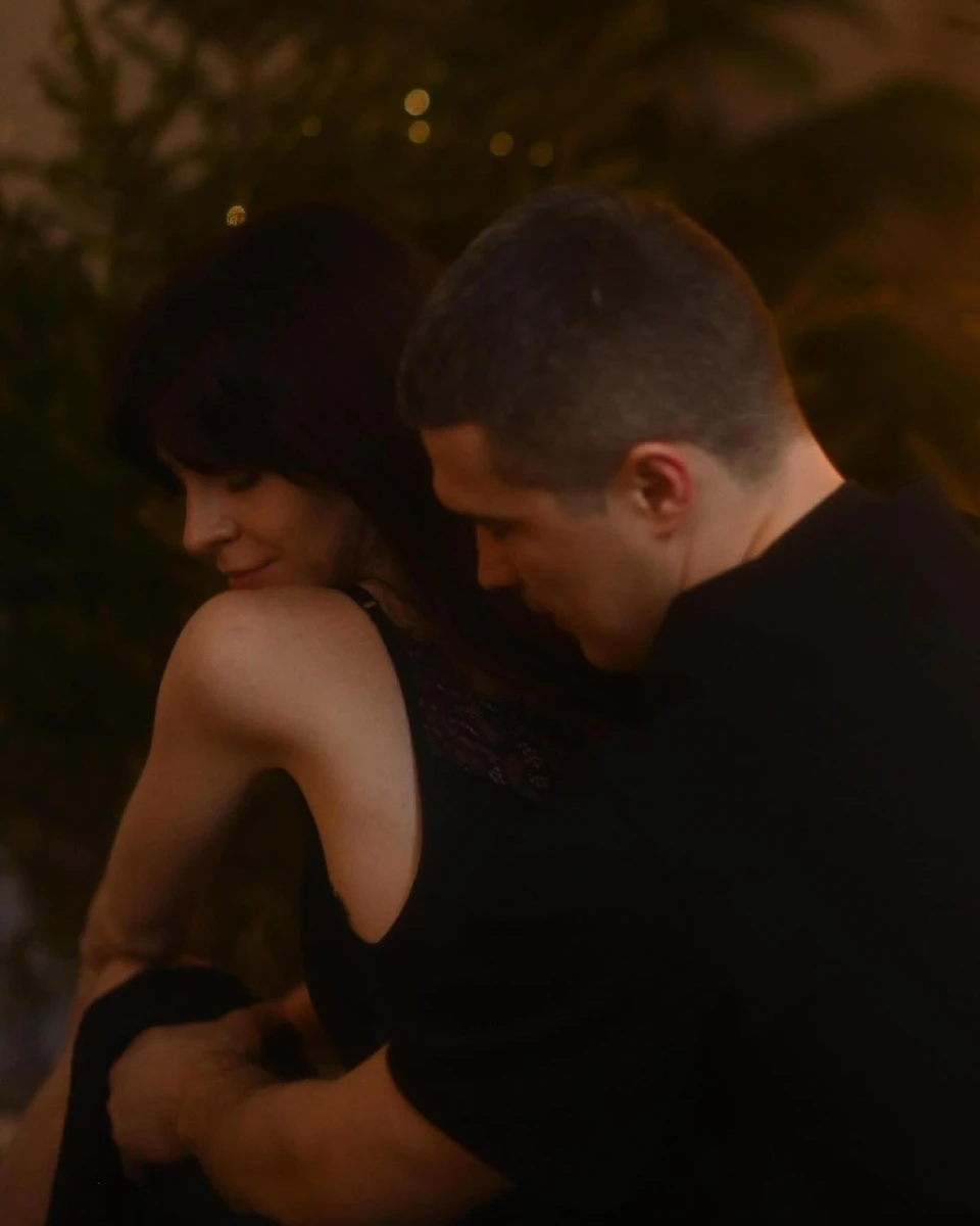 Схоже, в оселі пари досі панує різдвяна атмосфера 