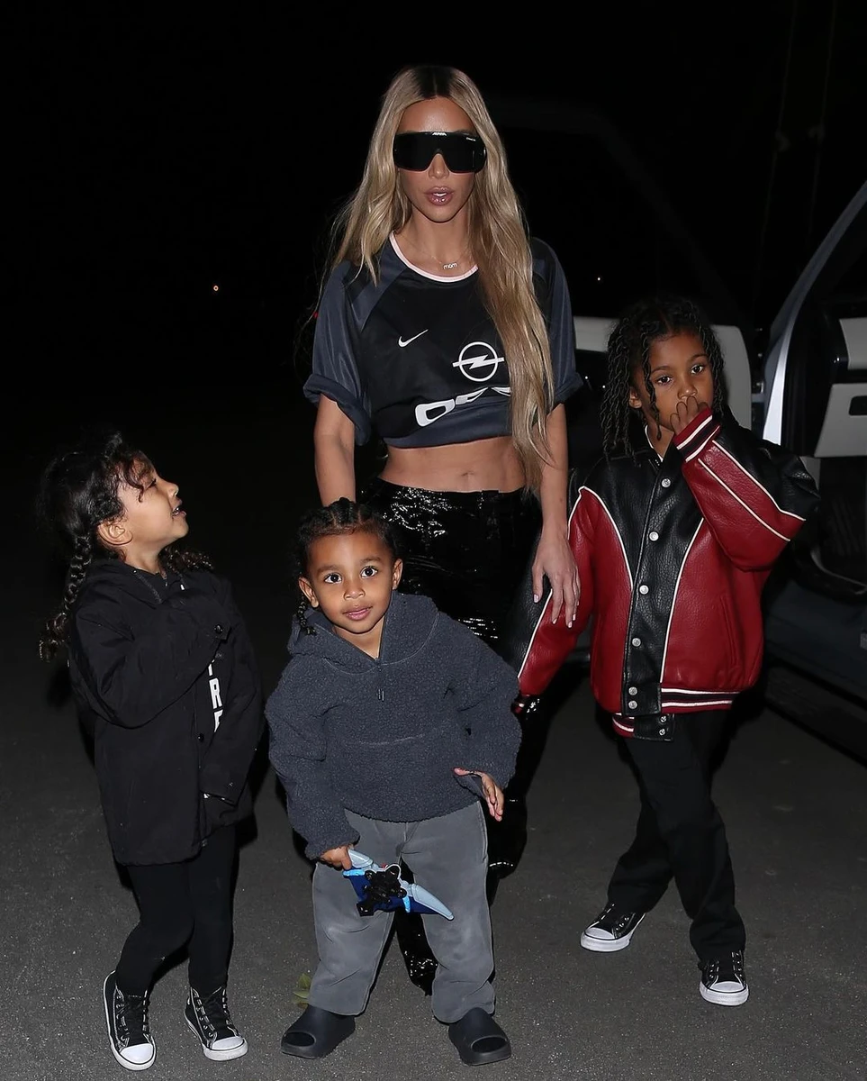 Кім Кардашян діти на вечірньому виході