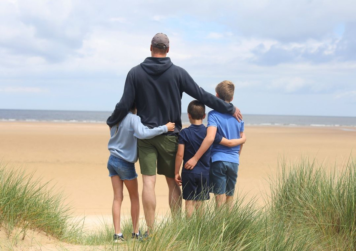 Принц Вільям з дітьми дивиться на море