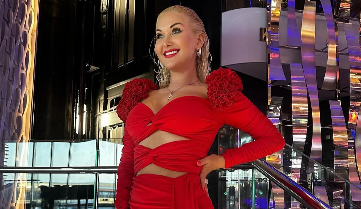 Катерина Бужинська позує для фото