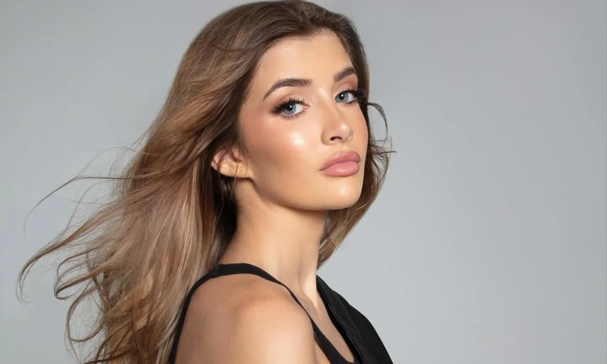 Самі Шин позує для фото