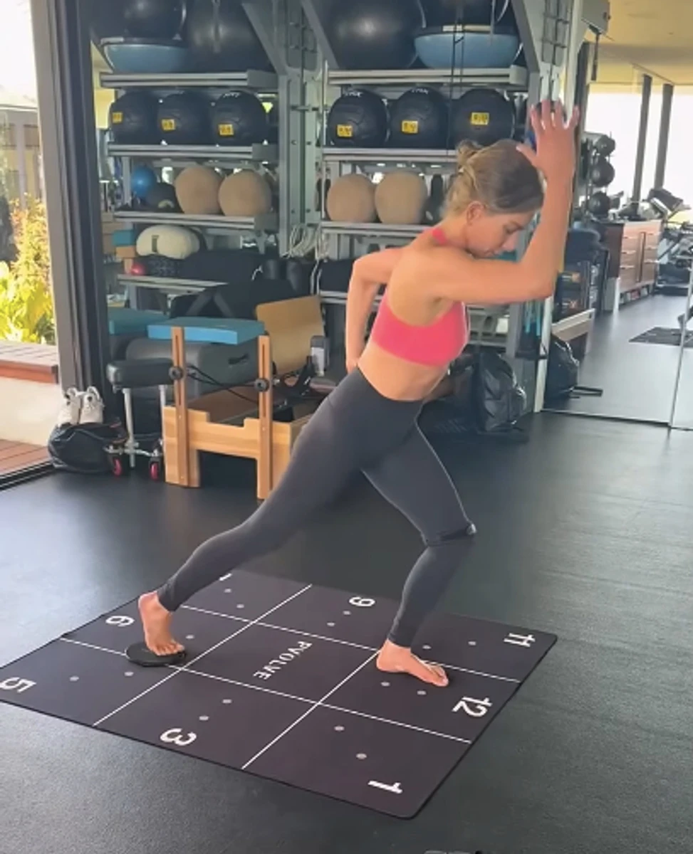 Дженніфер Еністон показала, як виконує вправи