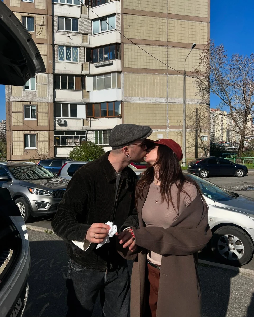 Кацурін цілує Дорофєєву